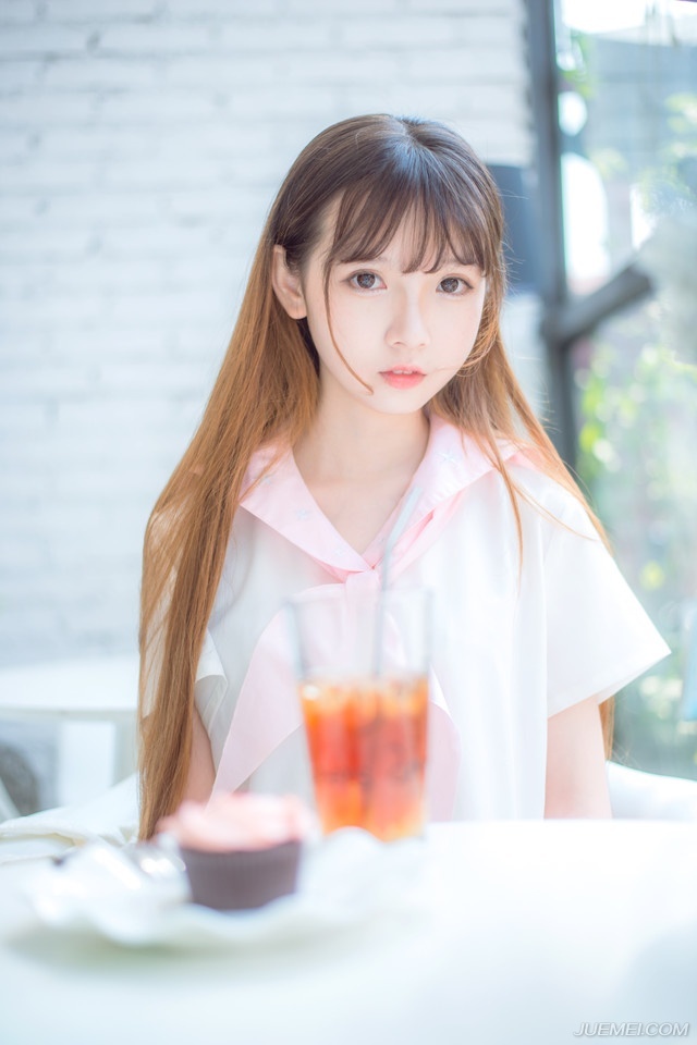 “噗~”冰冷的剑锋狠狠一拉，割断了咽喉，尸体伴随着飞溅的鲜血缓缓倒下，青石地面很快被鲜血染红了一片。
